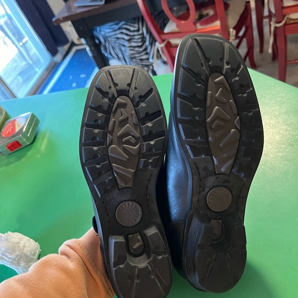 UGG Black and Cream Mules with Cozy Lining - Picture 4 of 6